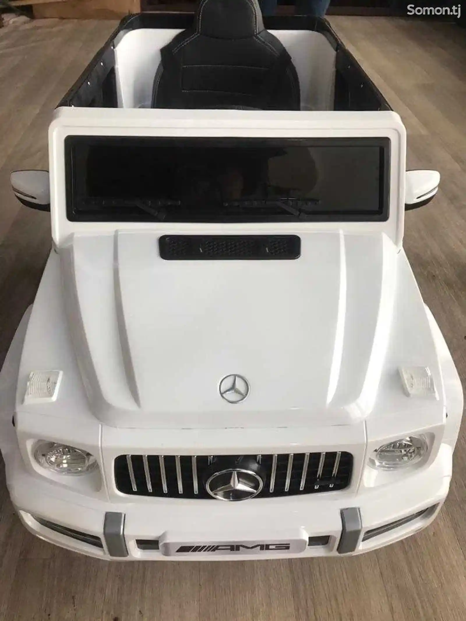 электромобиль Mercedes AMG-8