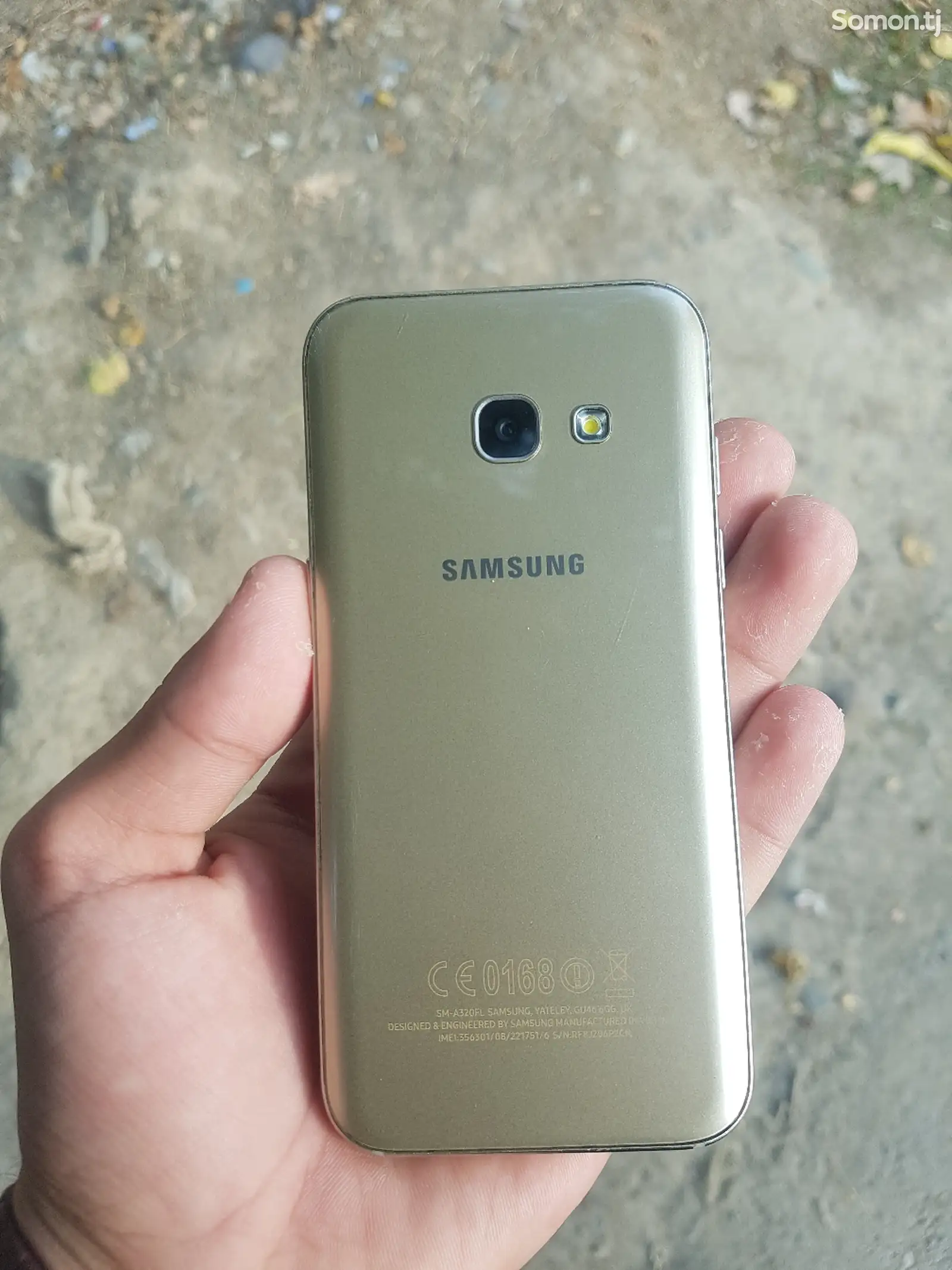 Samsung Galaxy A3 2017 Gold-3