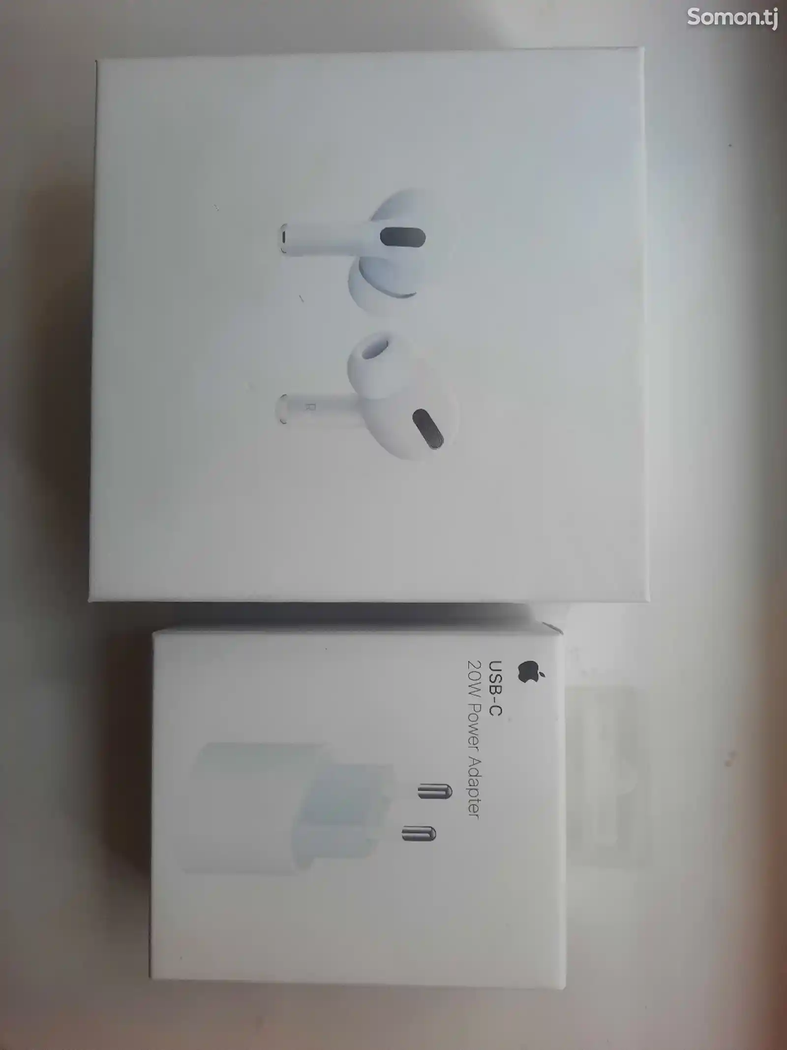 Наушники AirPods Pro и блок питания iPhone-3