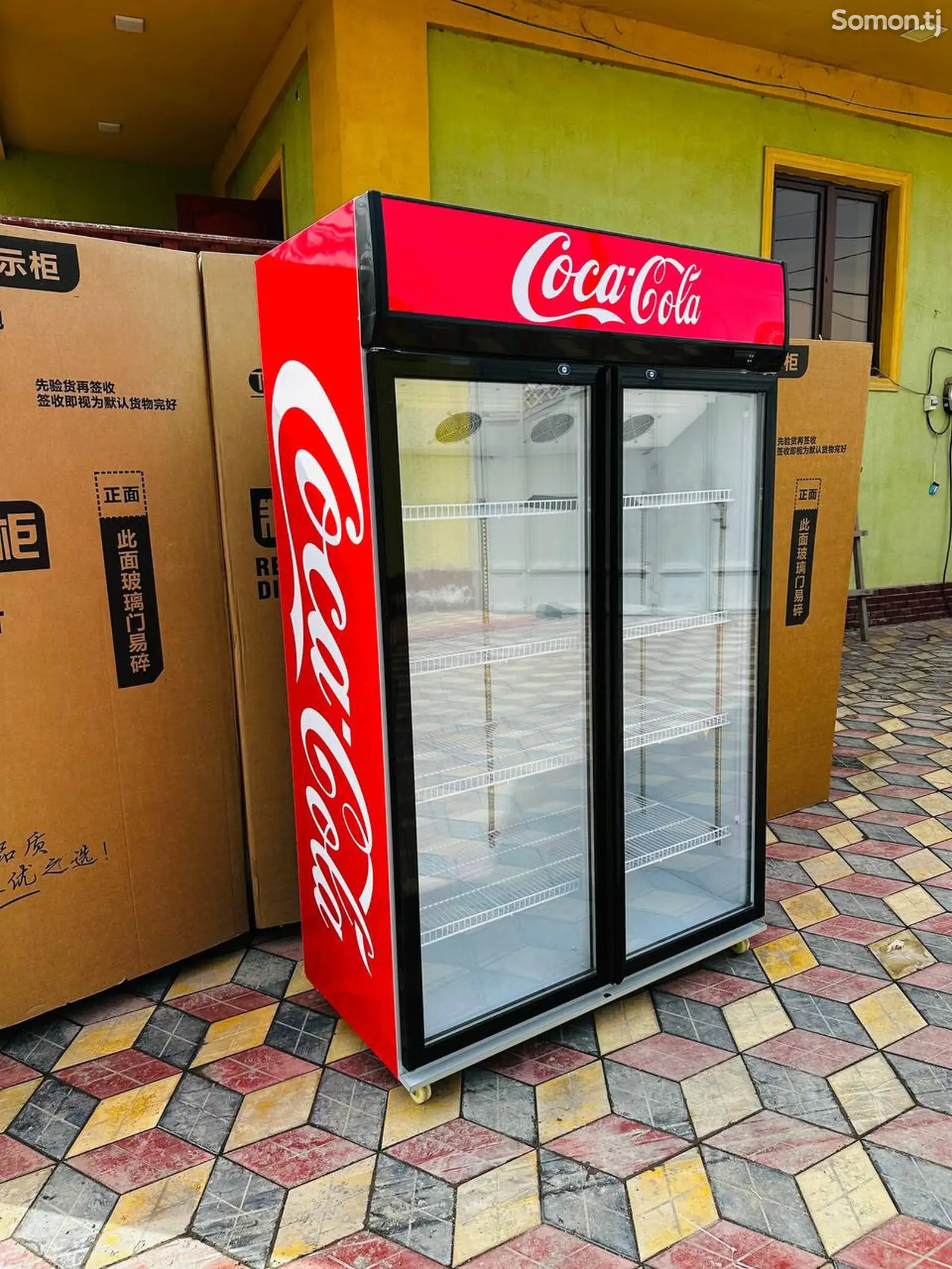 Витринный холодильник Coca-Cola b2