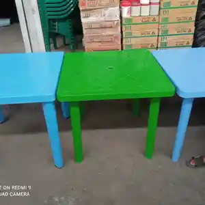 Стол и стулья пластмассовые
