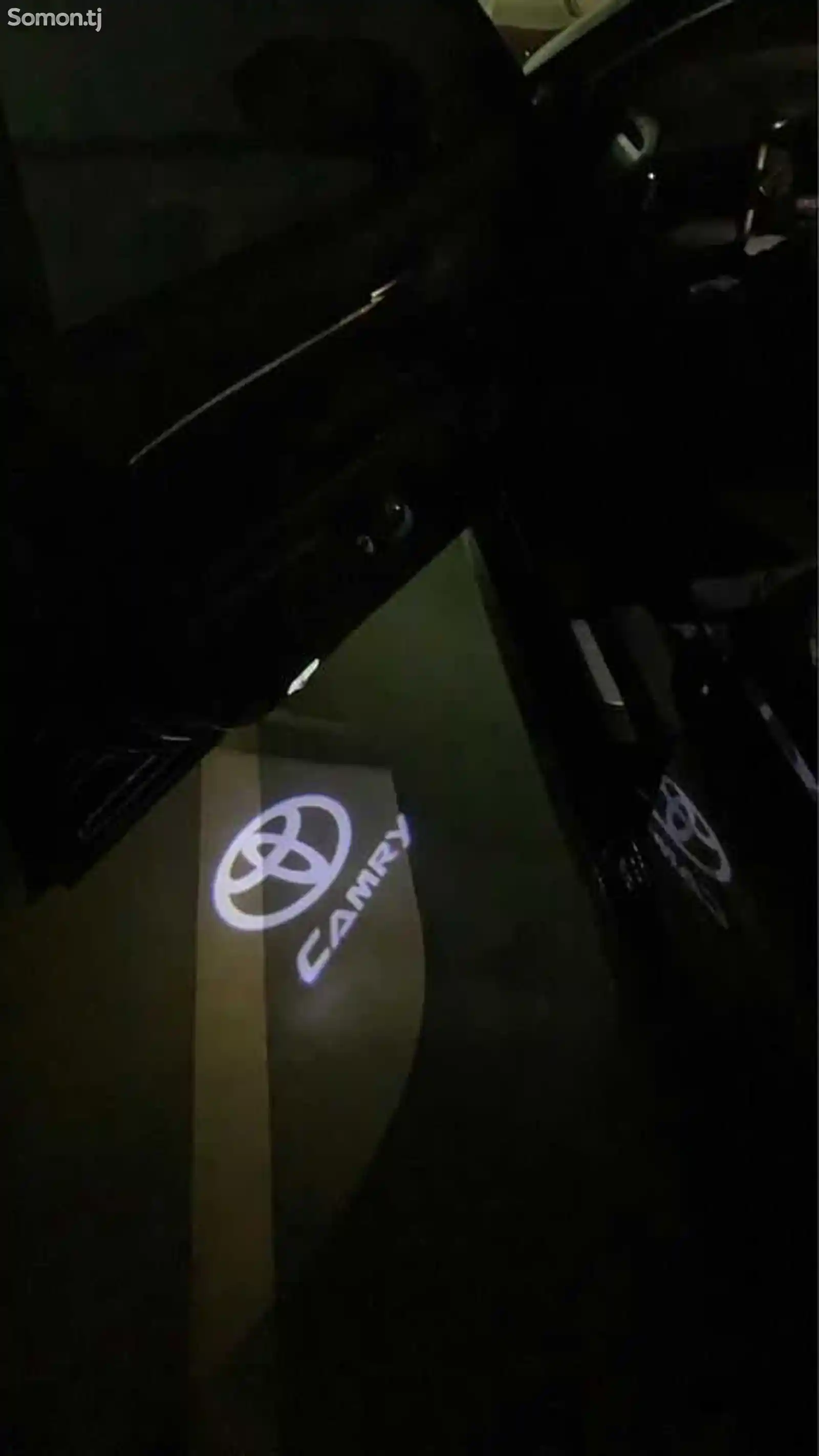 Штатная подсветка логотипа Camry на передние двери Toyota Camry-2