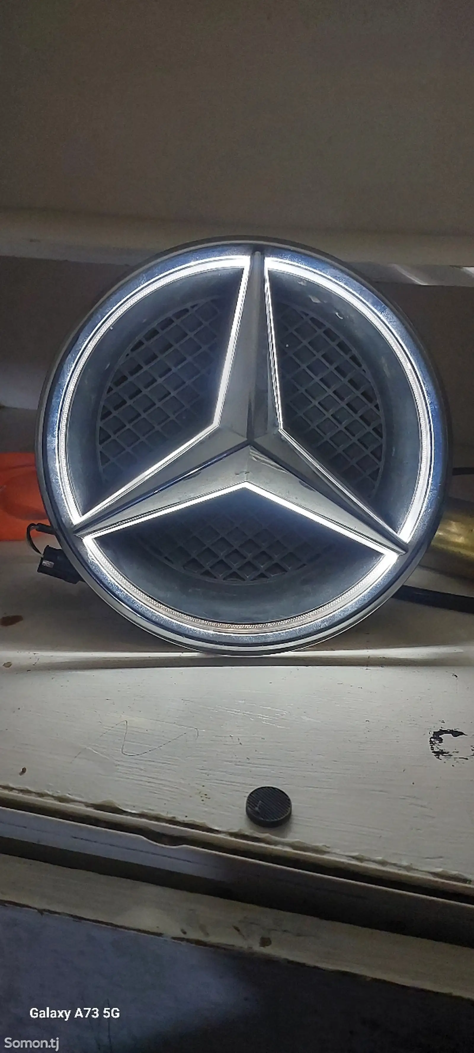 Знак от Mercedes-Benz