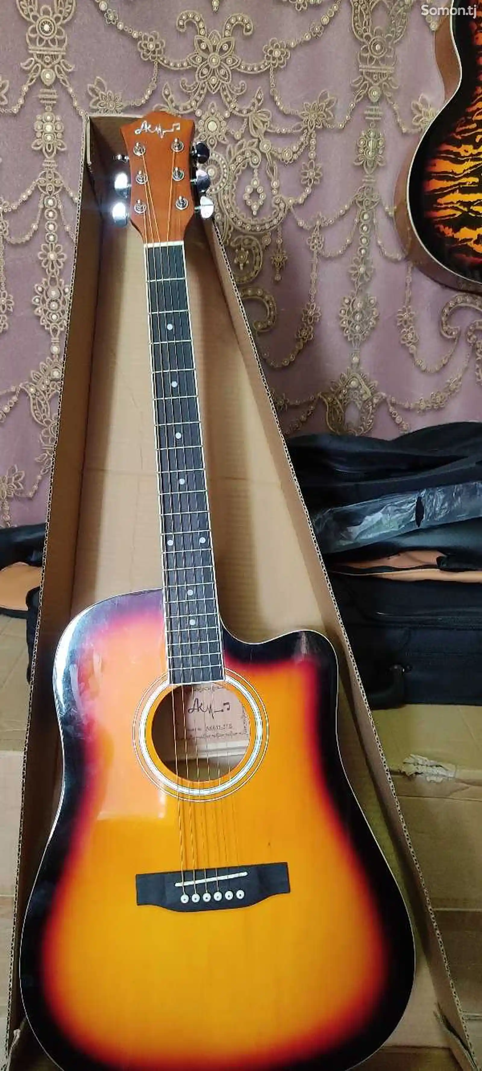 Акустическая гитара с чехлом-1