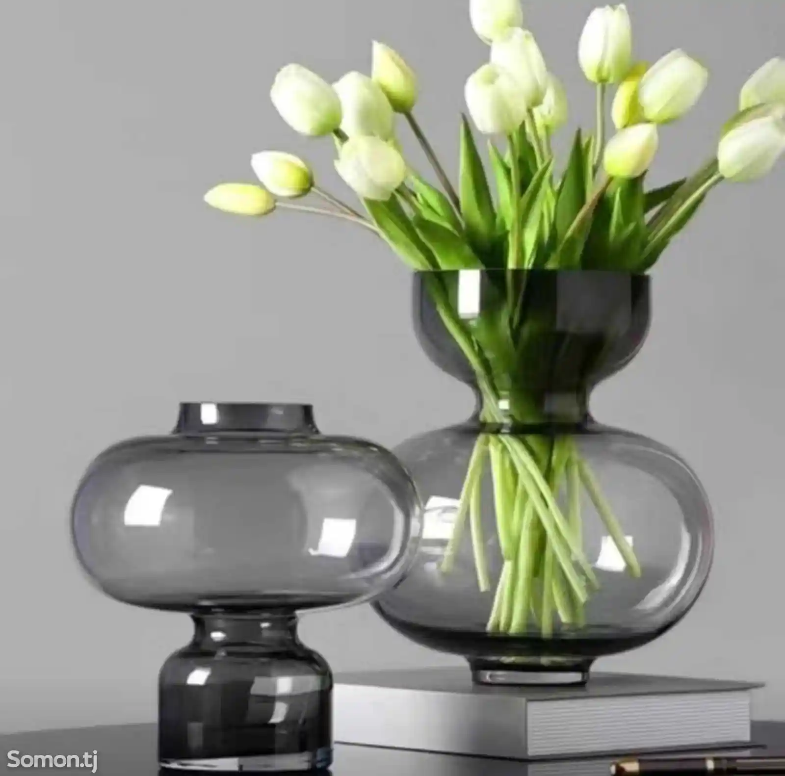 Декоративная ваза с цветами-1