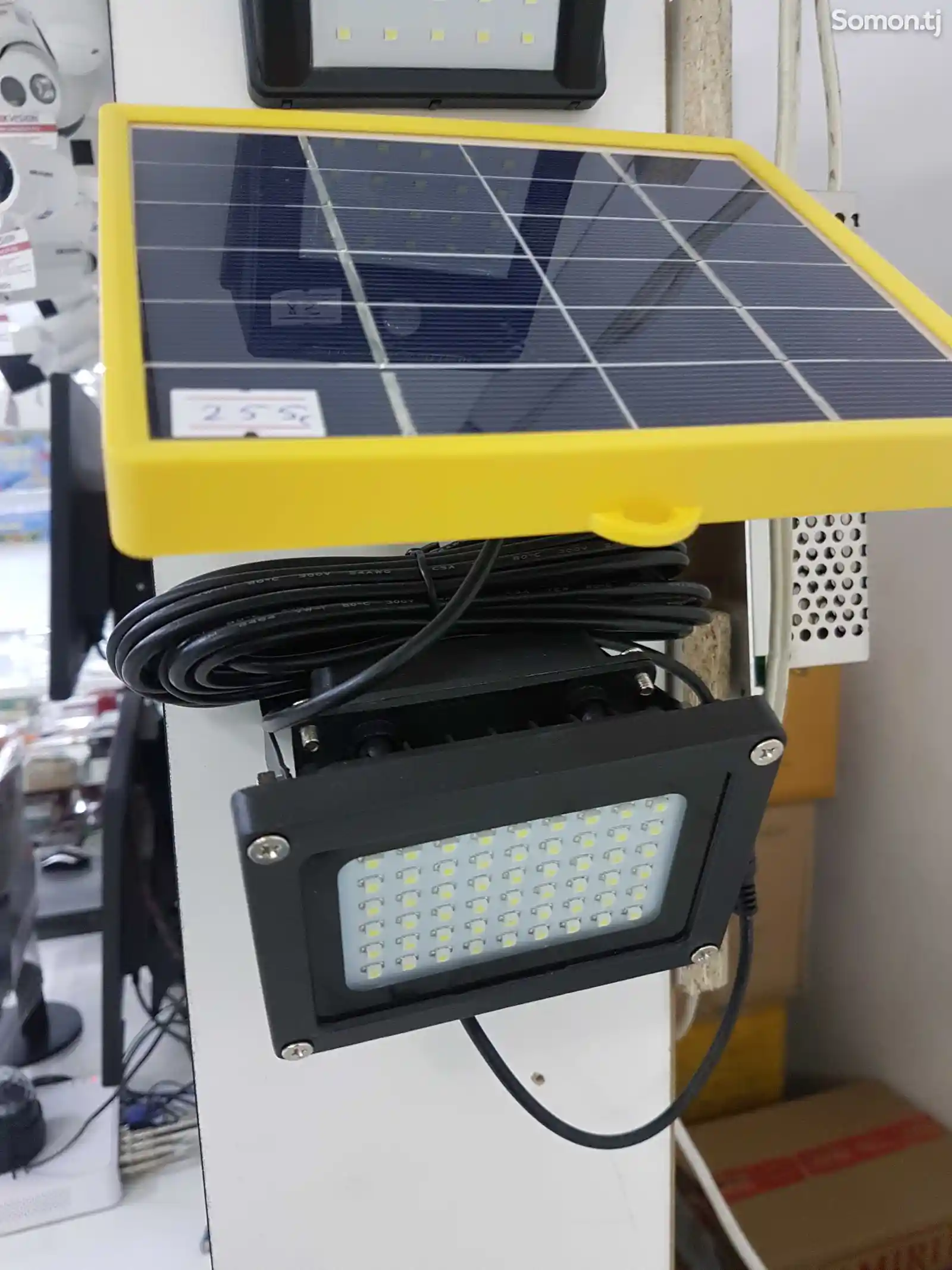 Светодиодный прожектор на солнечной батарее-1