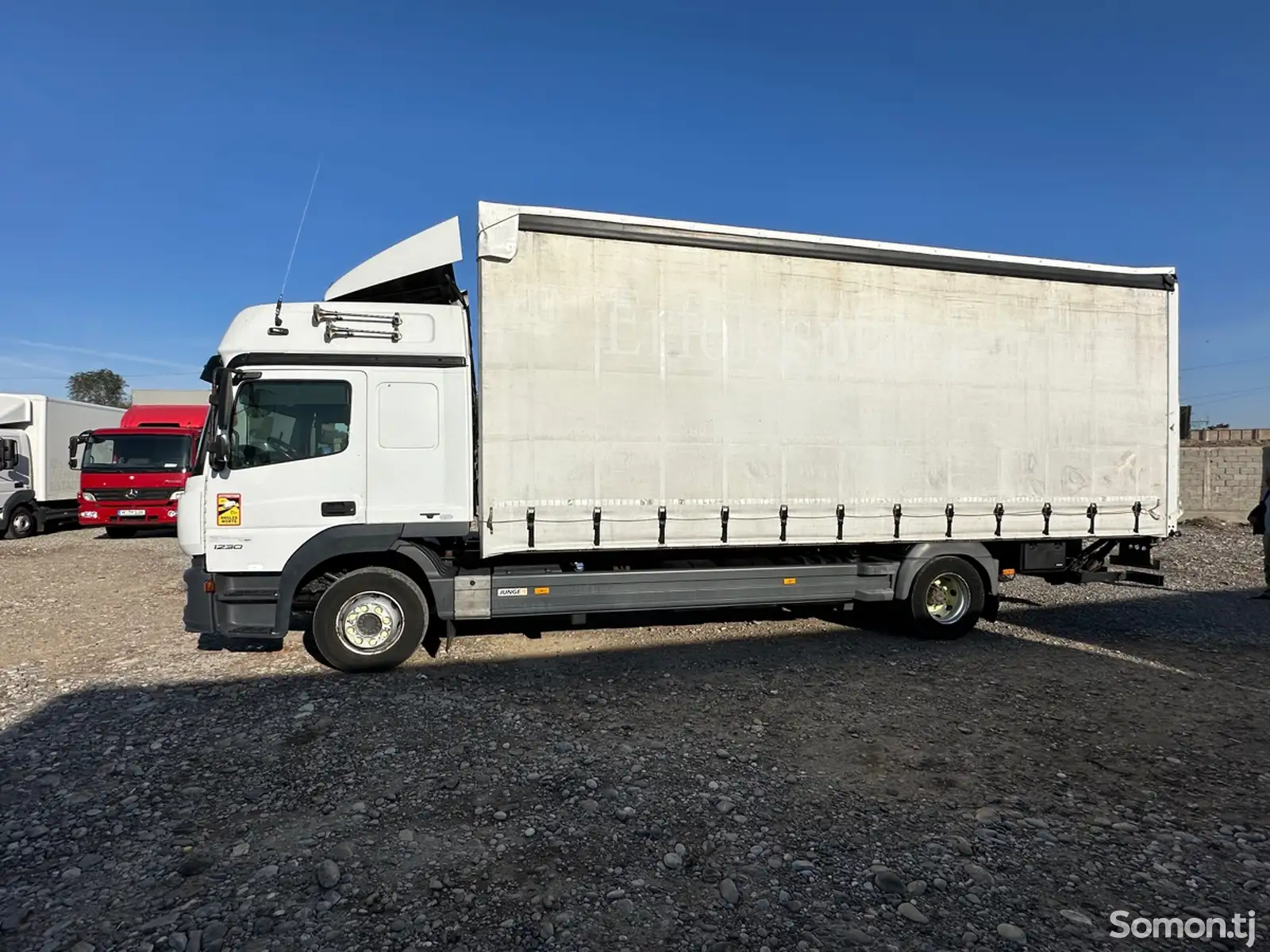 Бортовой грузовик Mercedes-Benz Atego 1230, 2015-1