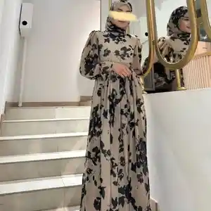Платье с платком