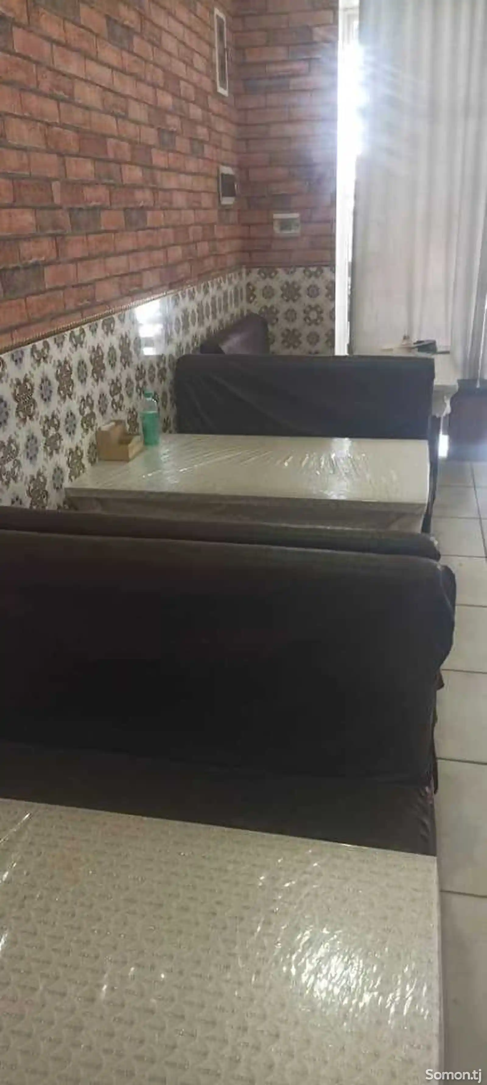 Стол и диван для кафе-5