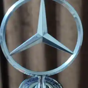 Передний знак на Mercdes-Benz