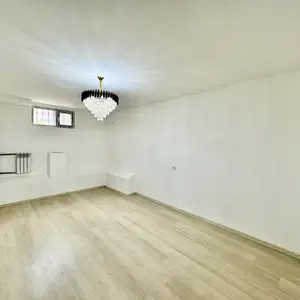 1-комн. квартира, Цокольный этаж, 40 м², Зарафшон, поликлиника 14