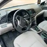 Hyundai Elantra, 2017-4