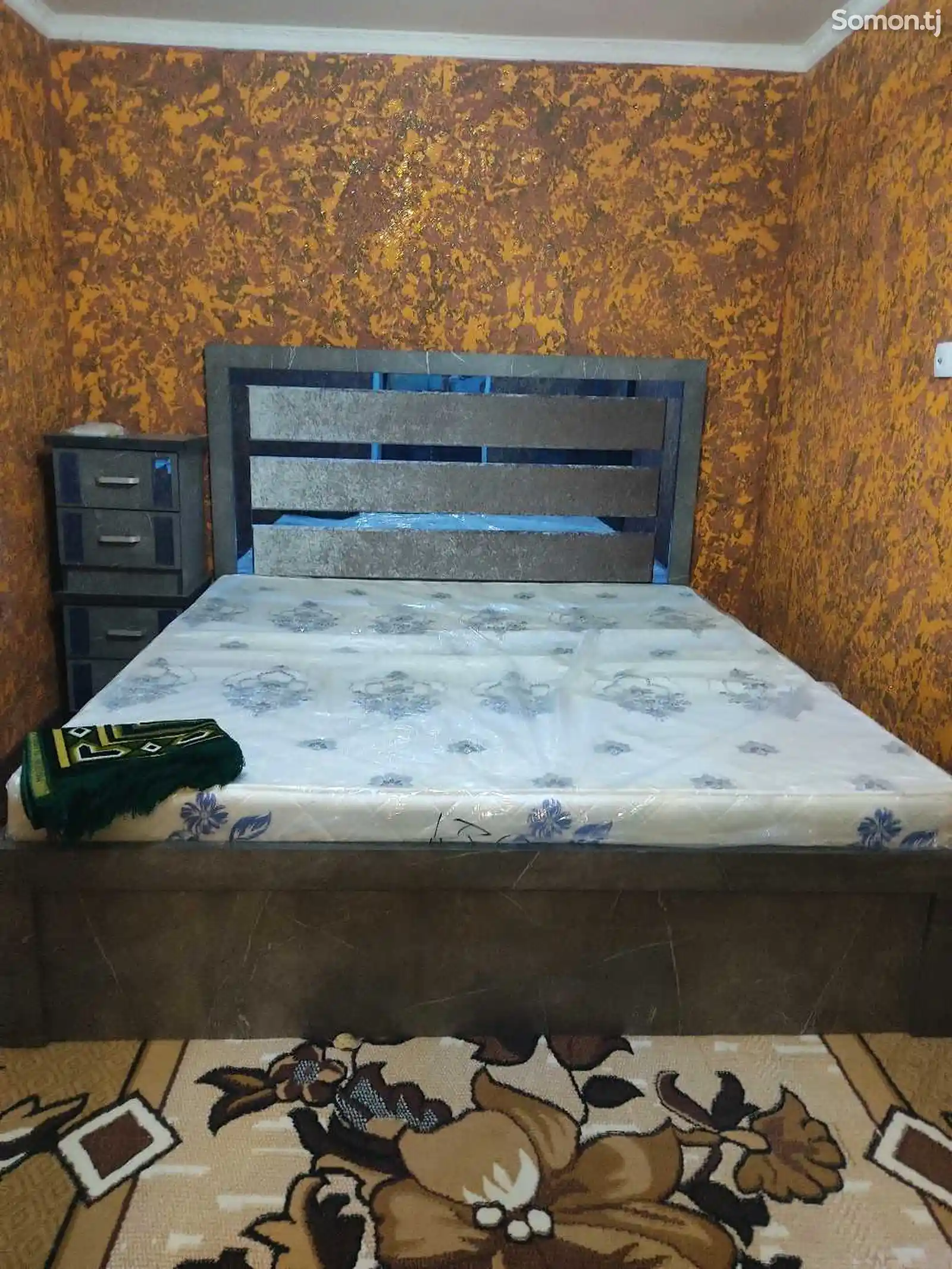 Кровать с матрасом 1.80х2.00