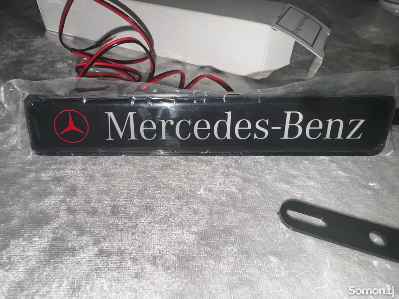 Логотип на Mercedes Benz-1