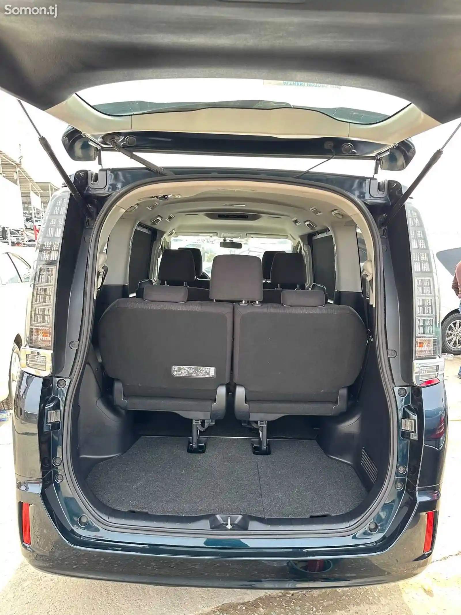Toyota Voxy, 2015-9