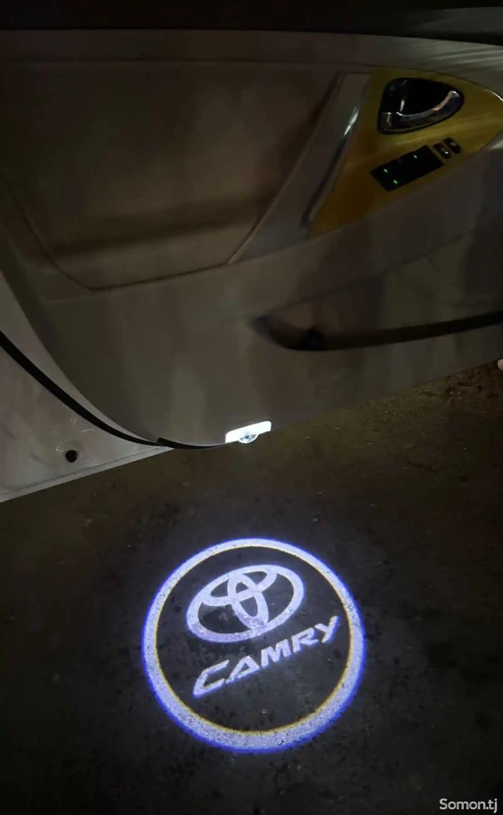 Штатная подсветка логотипа Camry на передние двери Toyota Camry-1