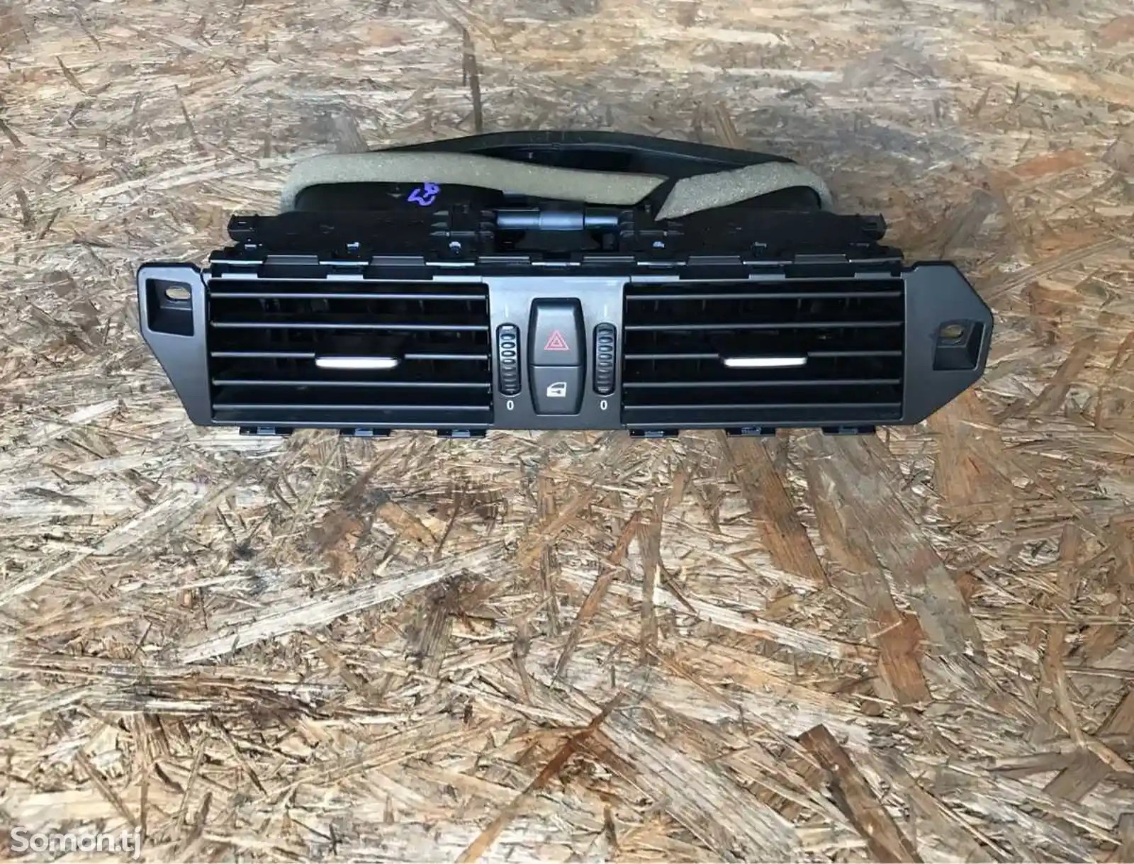 Дефлектор центральный в торпеду BMW 5серия E60/E61, 2003-2009г-1