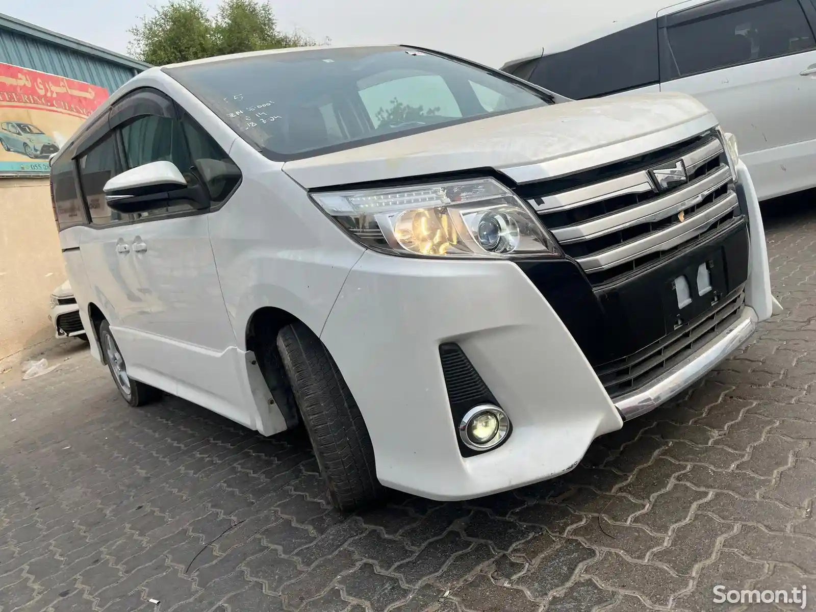 Toyota Noah, 2014-3