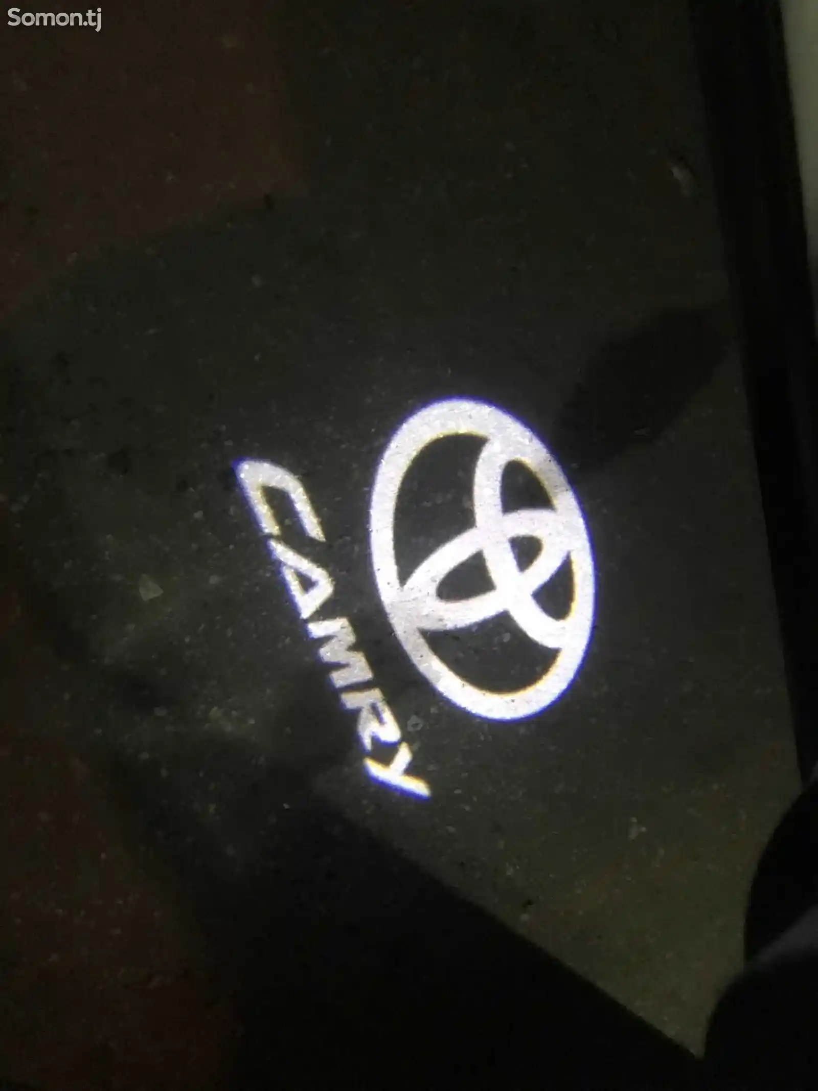 Подсветка передних дверей с логотипом Сamry на Toyota Camry 6-1