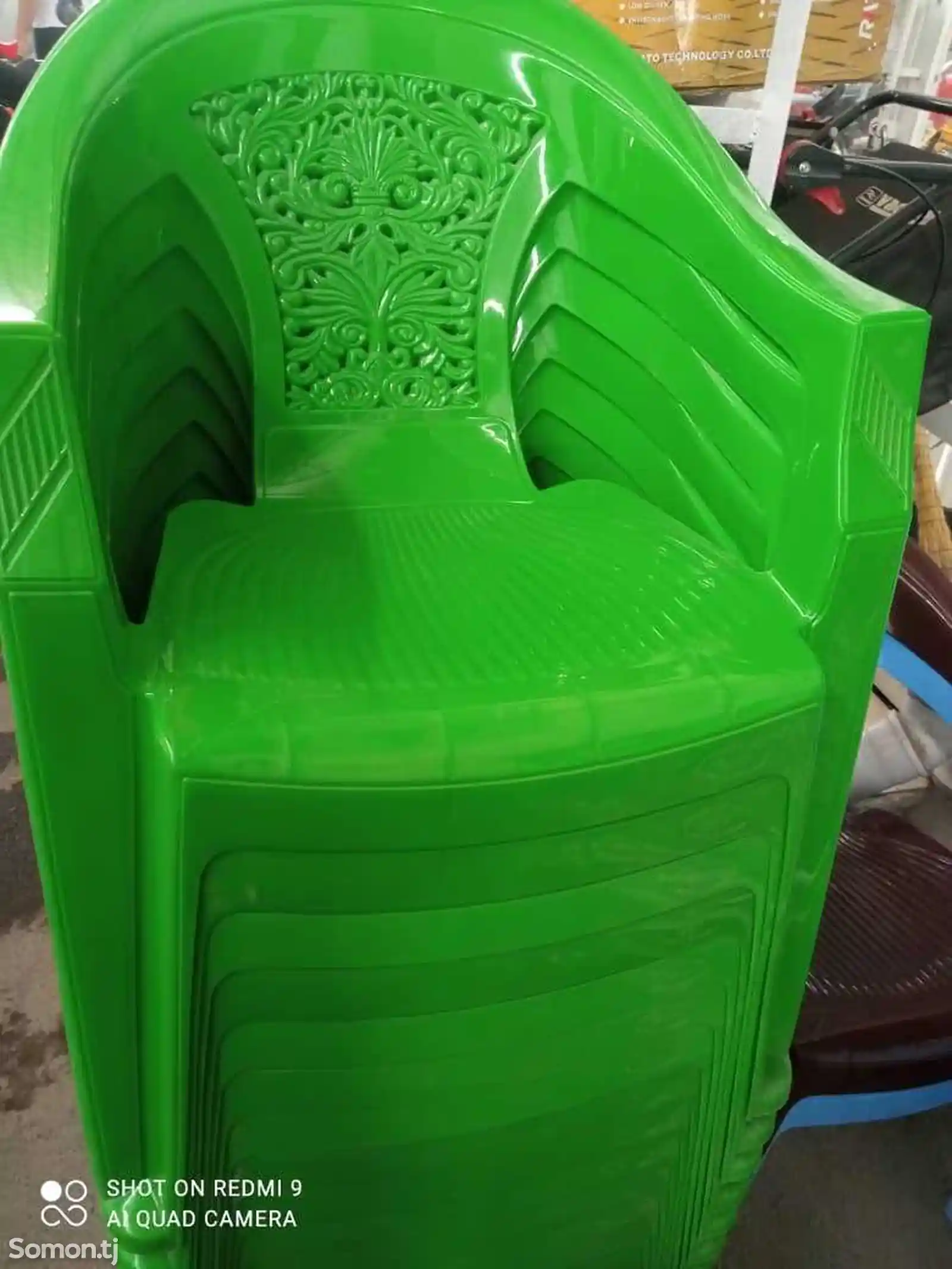 Стол и стулья пластмассовые-3
