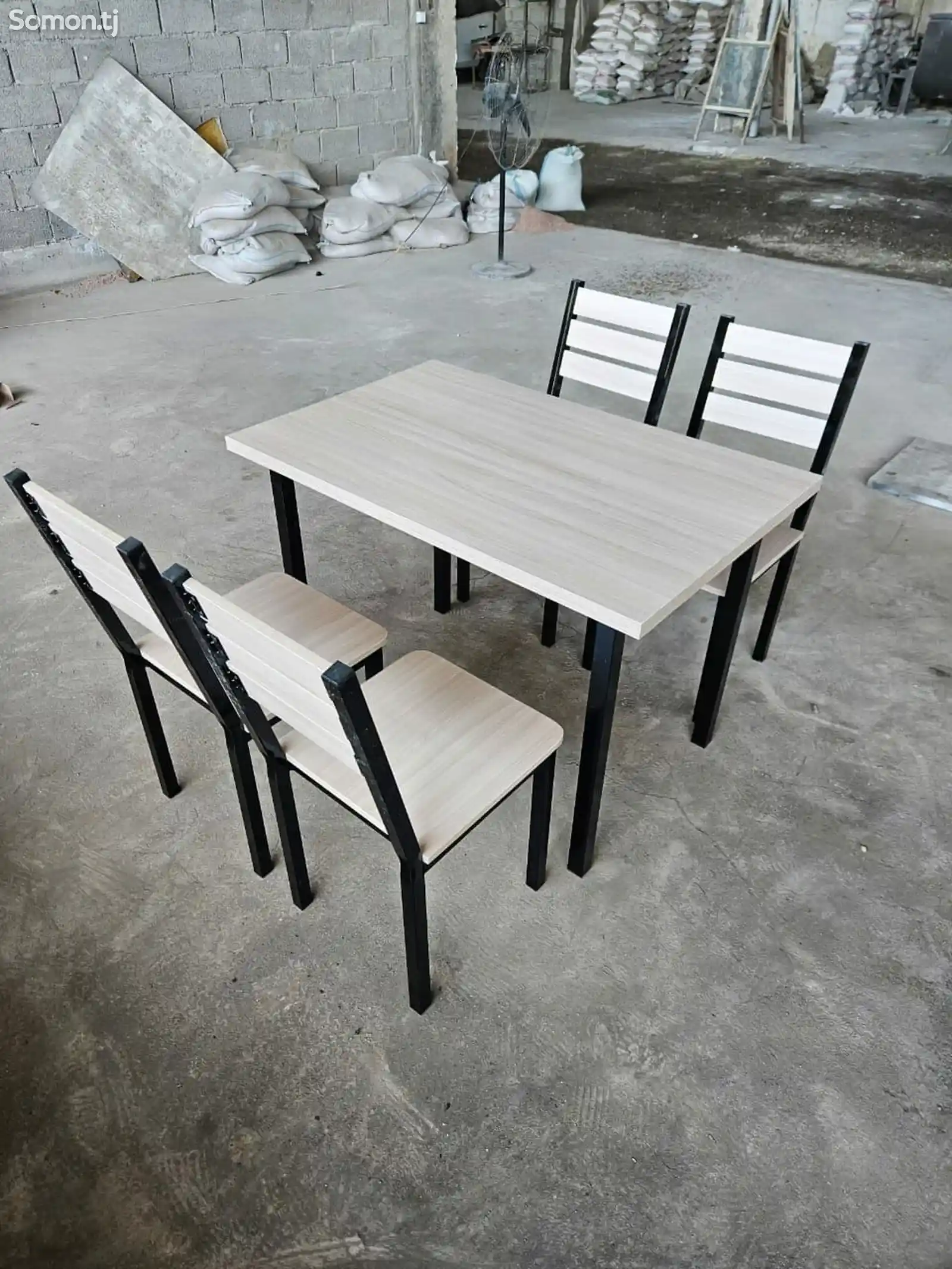 Стол и стулья для кухни-1