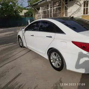 Hyundai Sonata, 2011