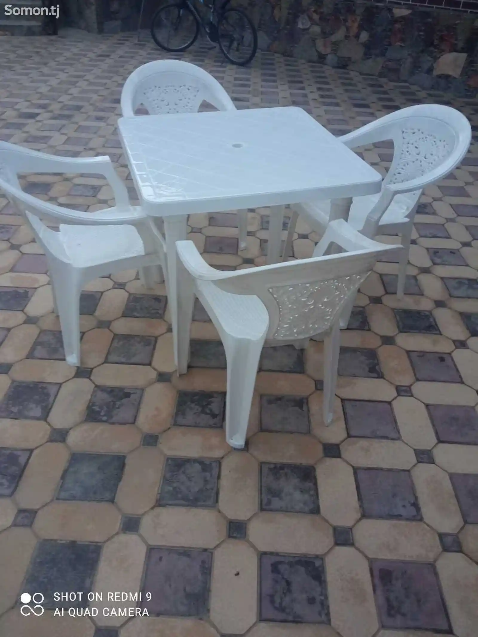 Пластиковый стол с стульями