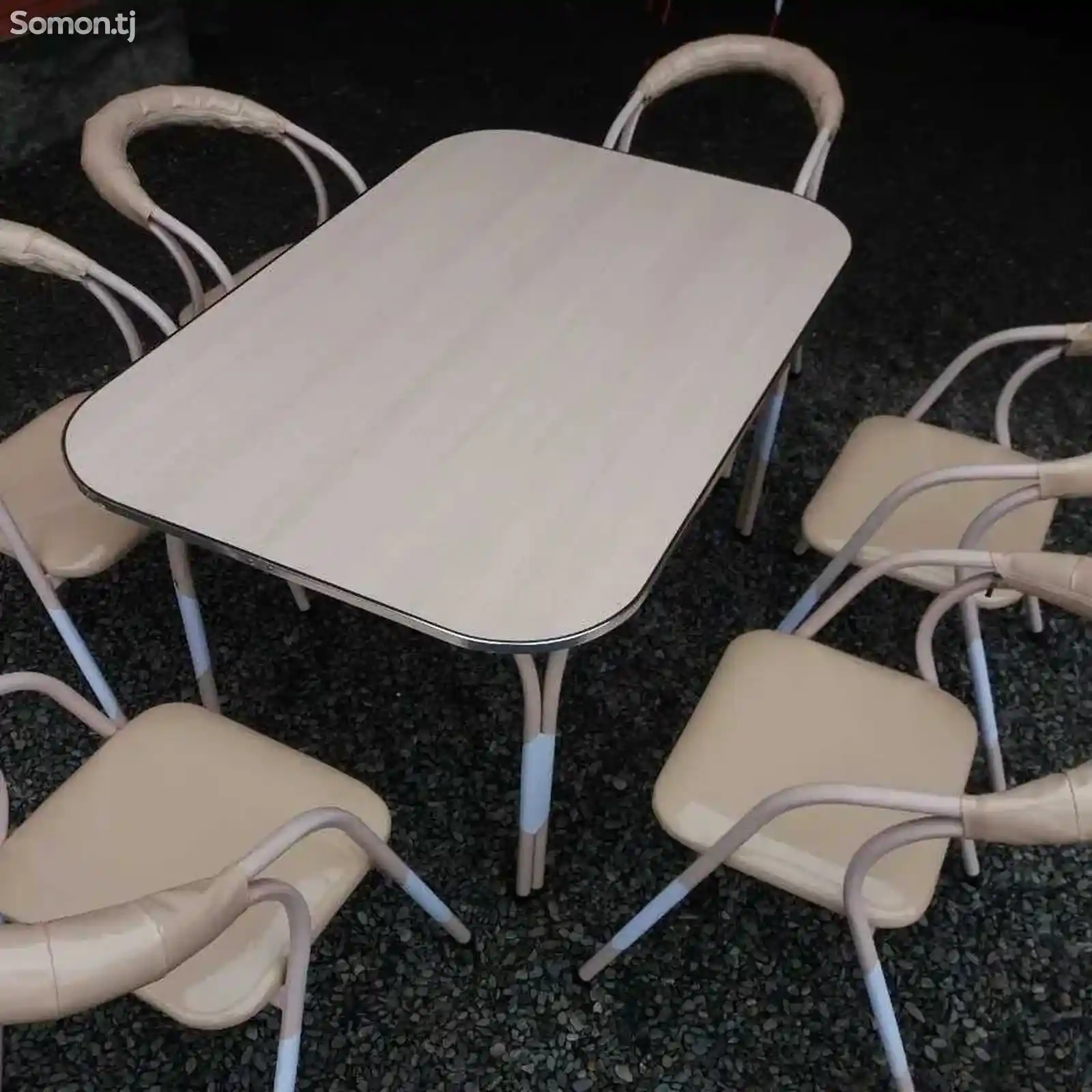 Комплект стола со стульями