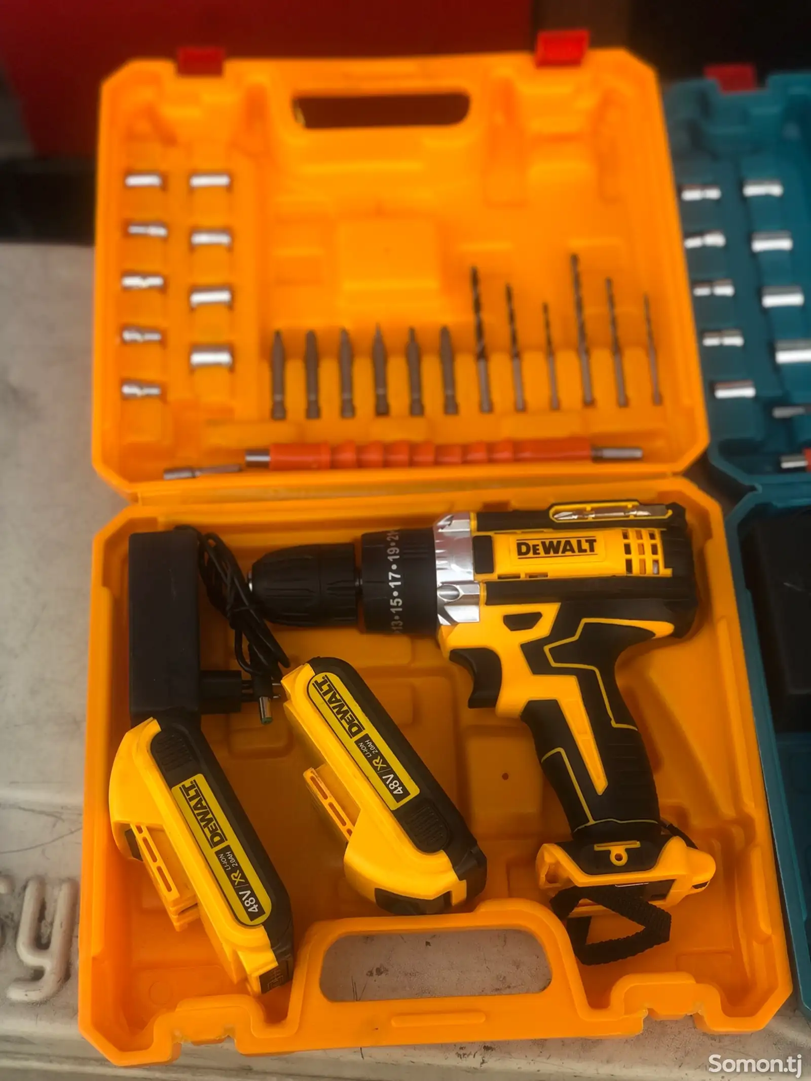 Шуруповерт DeWALT-1