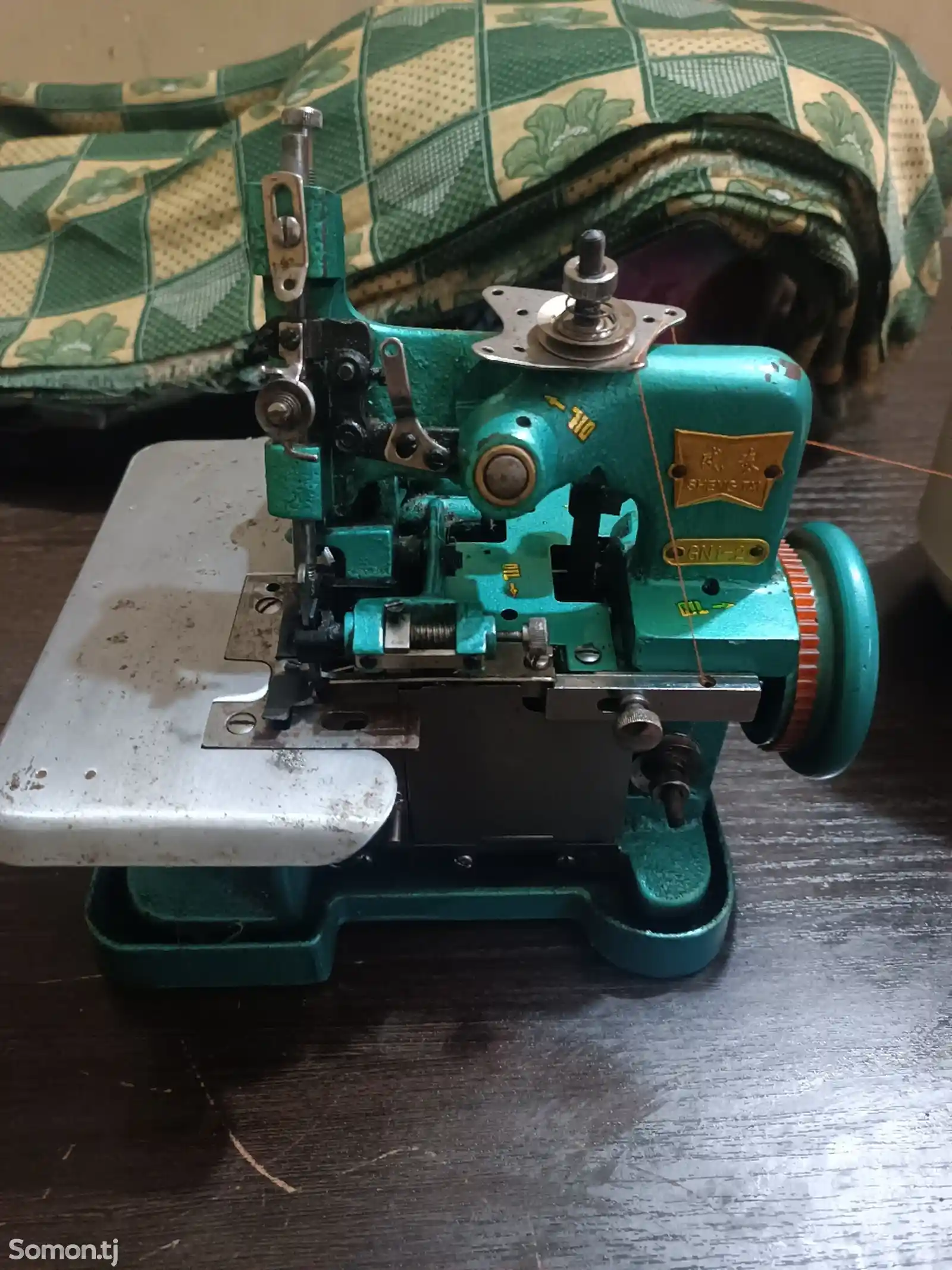 Швейная машина с оверлоком-1