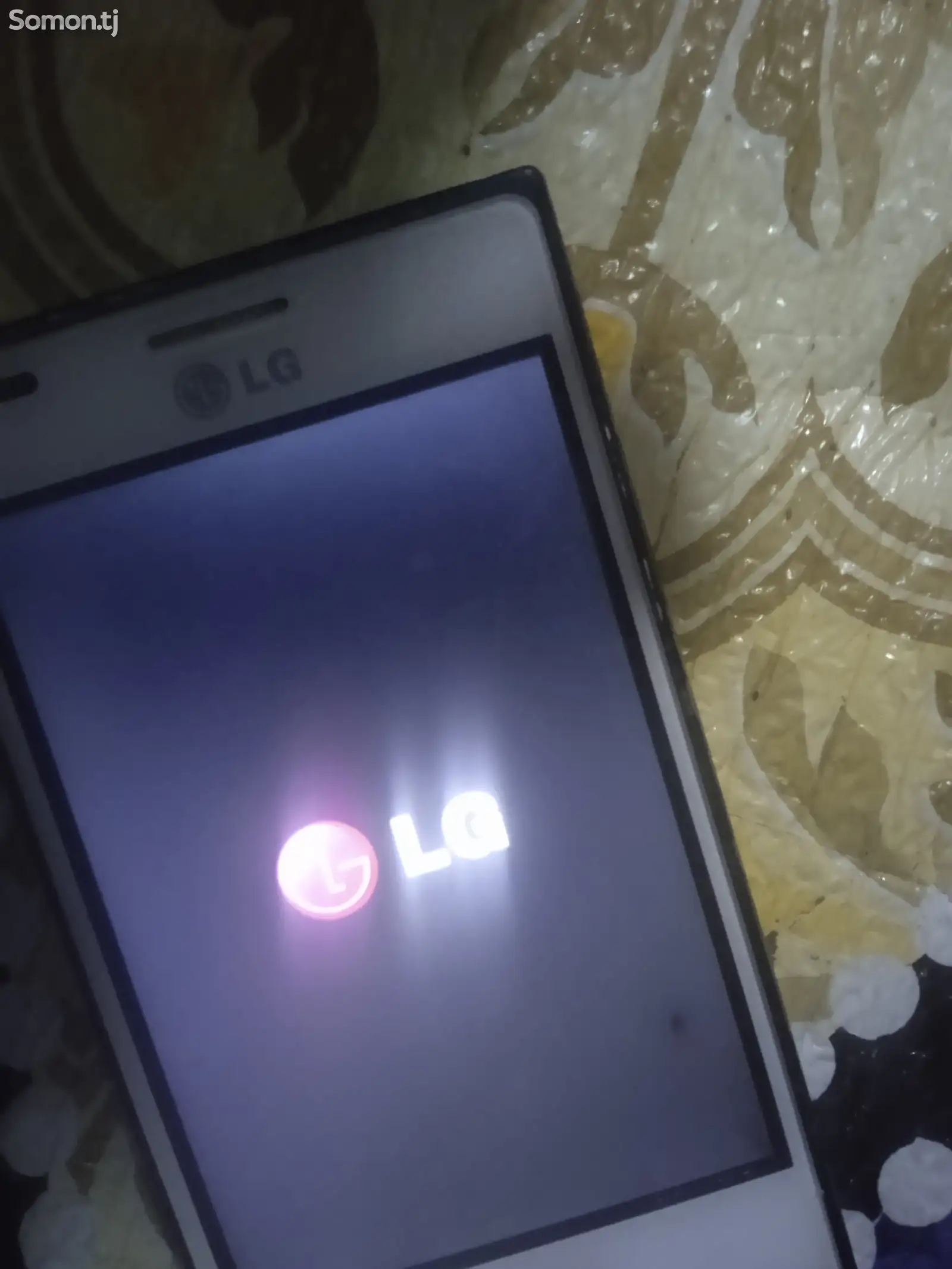 Телефон LG-1