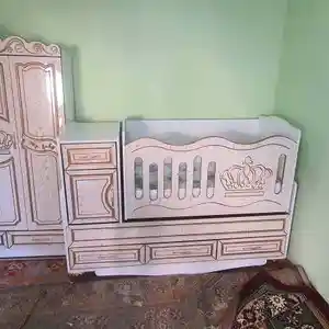 Шкаф и кроватка в комплекте
