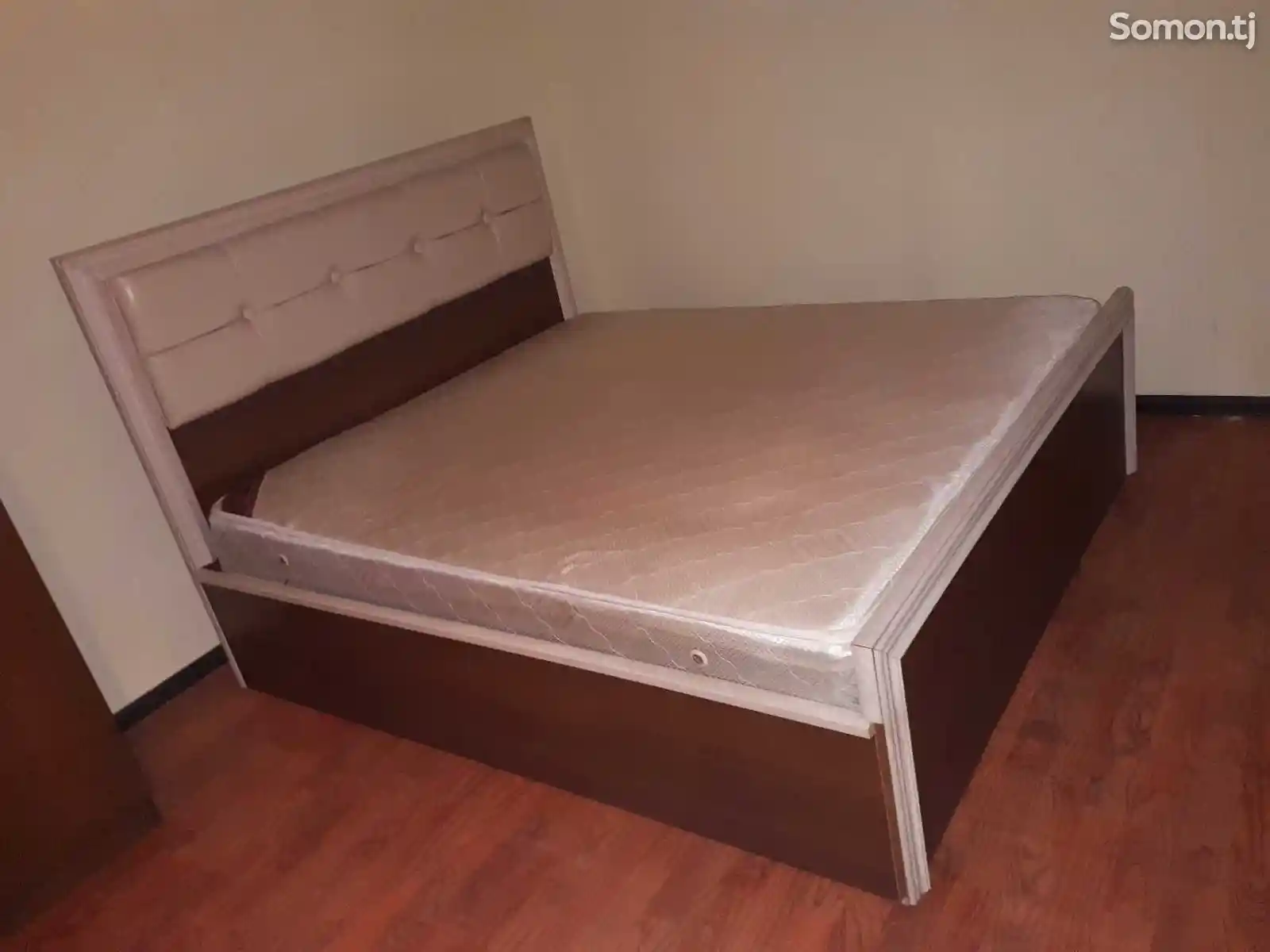 Двухспальная кровать с матрасом-1
