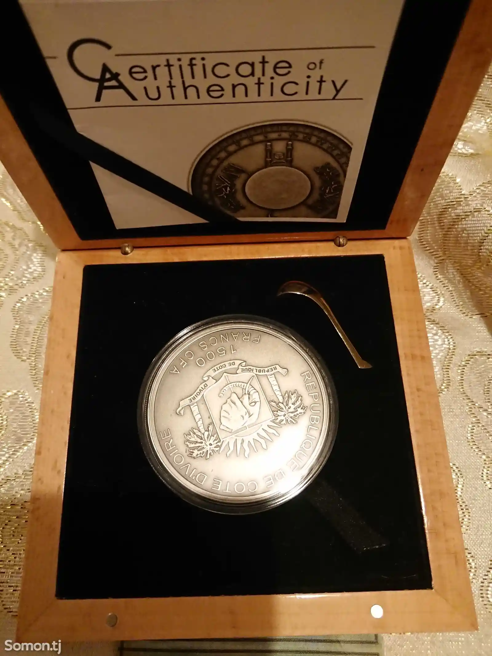 Серебряная монета компас-3