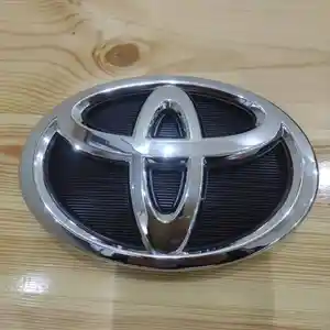 Знак от Toyota Camry 55