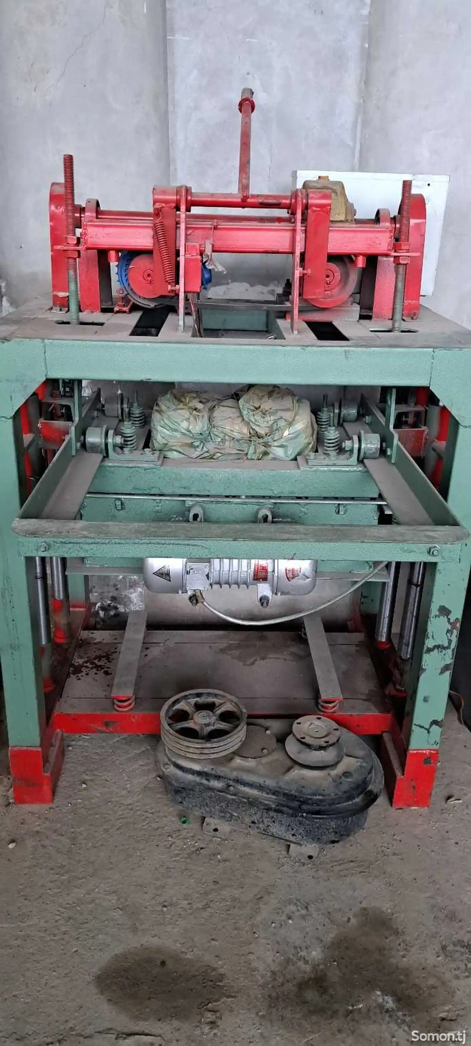 Аппарат для производства цементблоков-1
