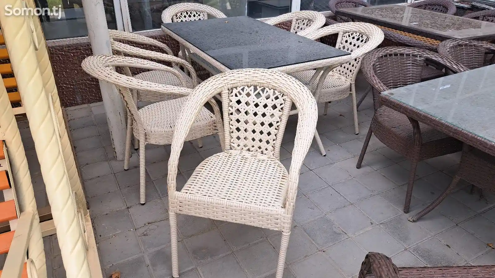 Плетенный стол со стульями-1
