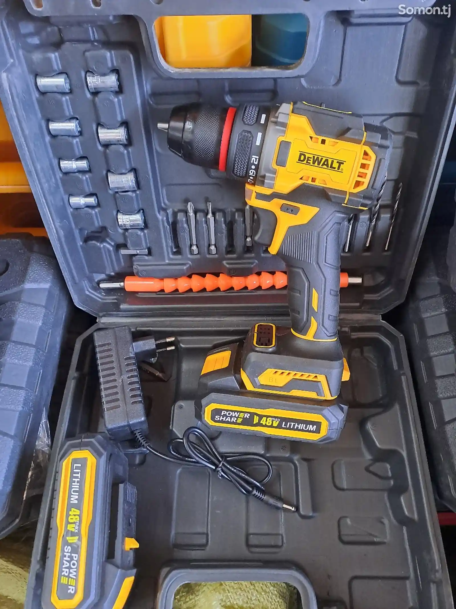 Шуруповерт DeWalt-1