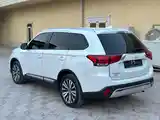 Mitsubishi Outlander, 2022-3