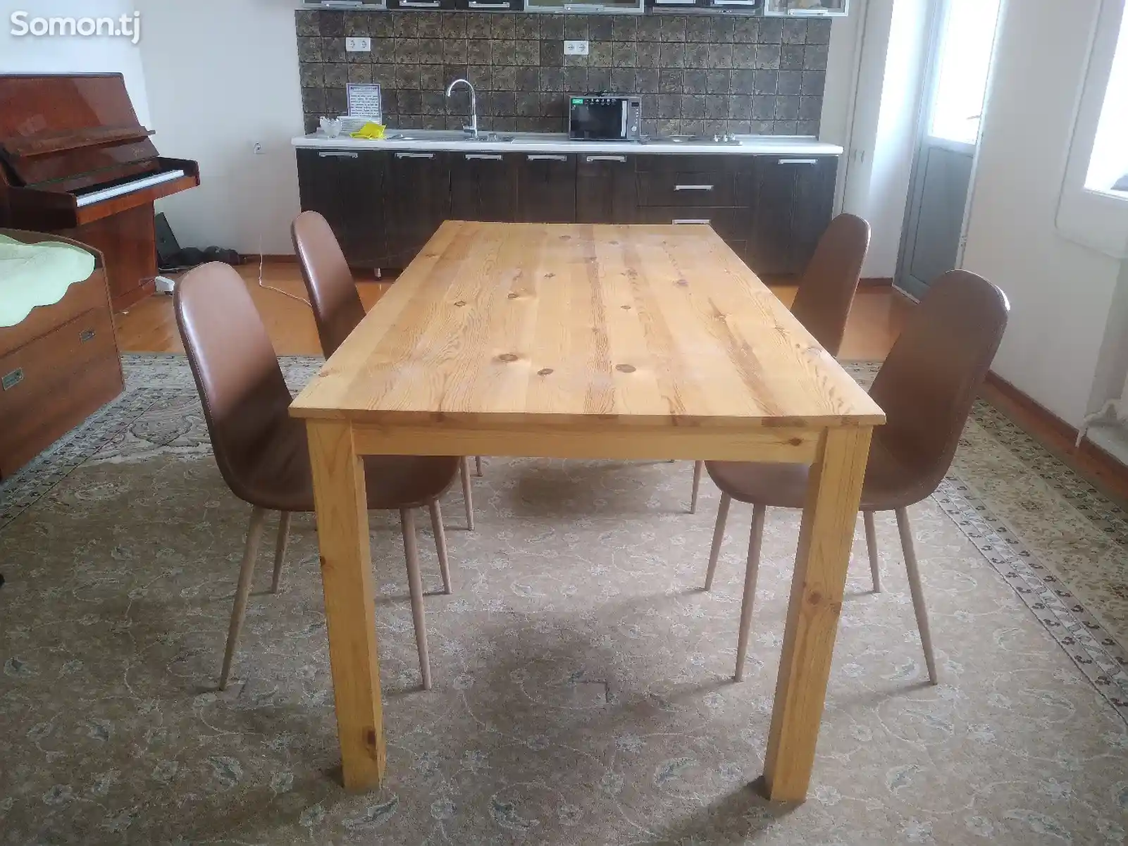 Деревянный стол с мягкими кожаными стулями-3