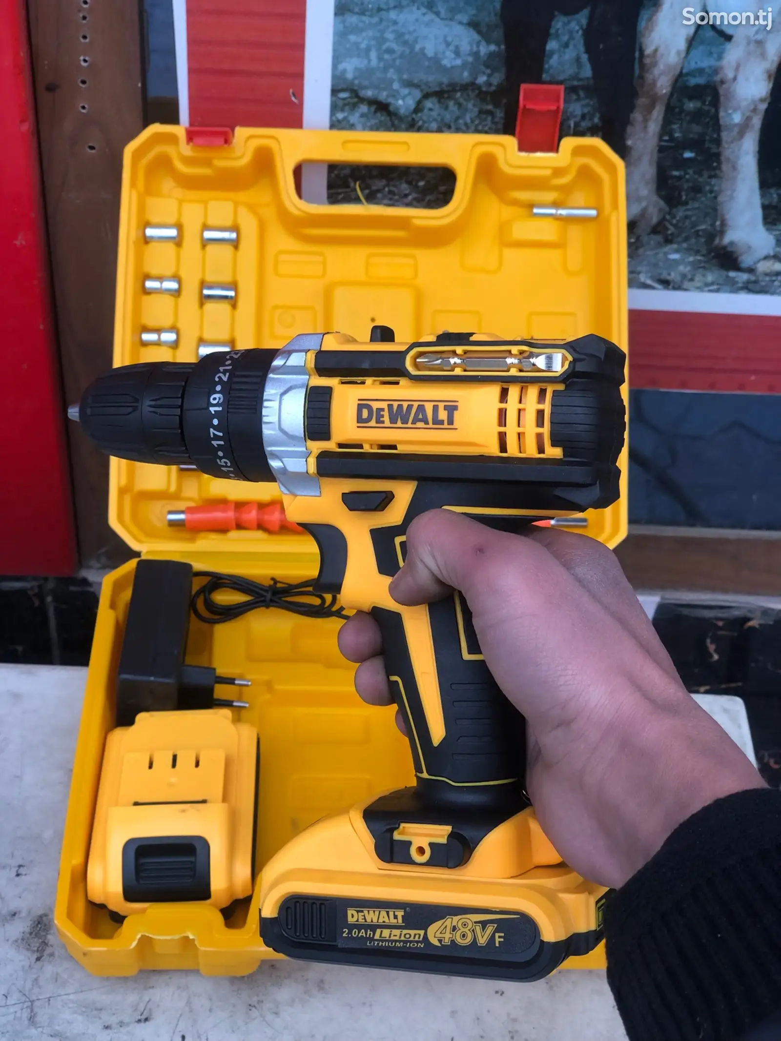 Шуруповерт DeWalt-1