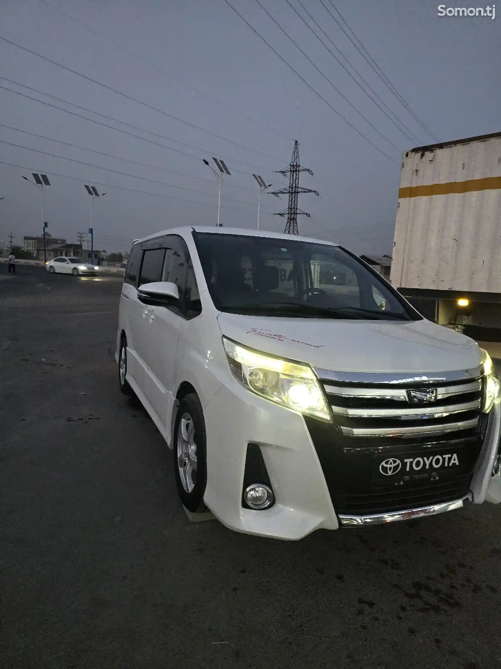 Toyota Voxy, 2014-10