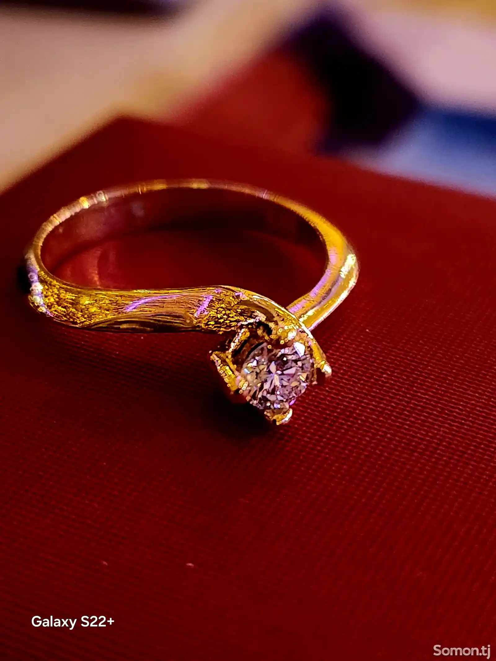 Золотое кольцо с бриллиантом-2