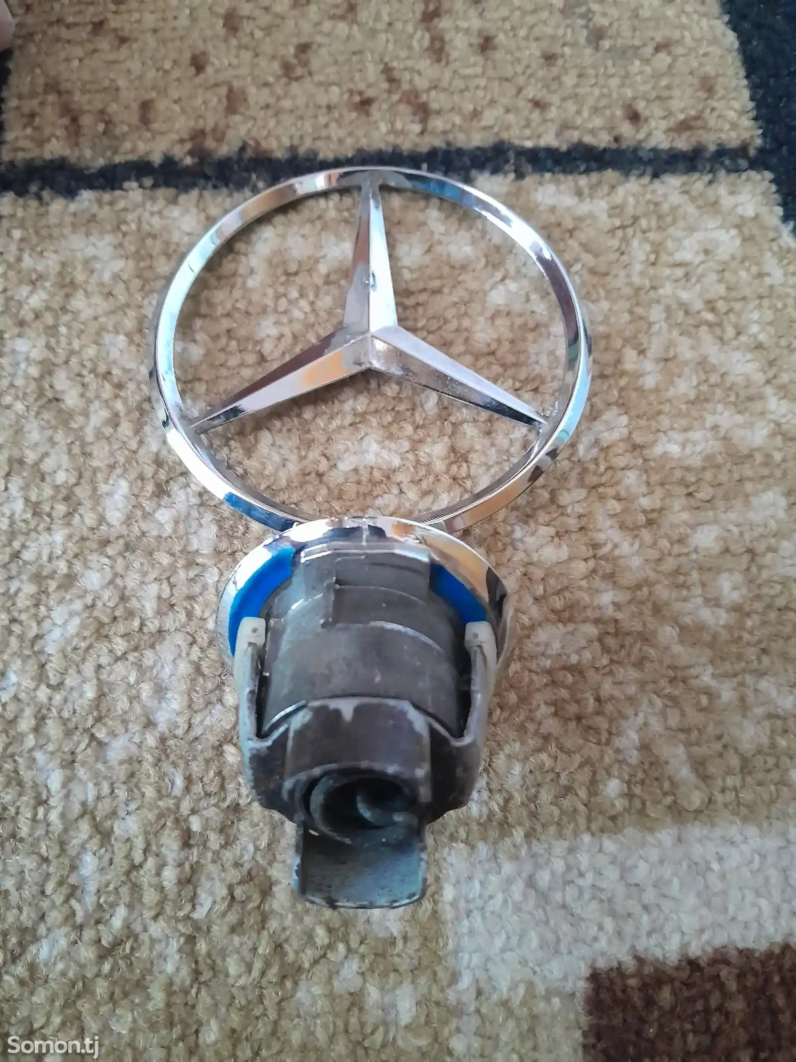 Значок от Mercedes-Benz-2