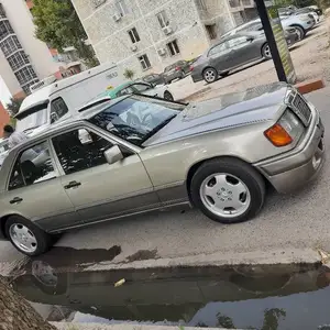 Mercedes-Benz W124, 1985