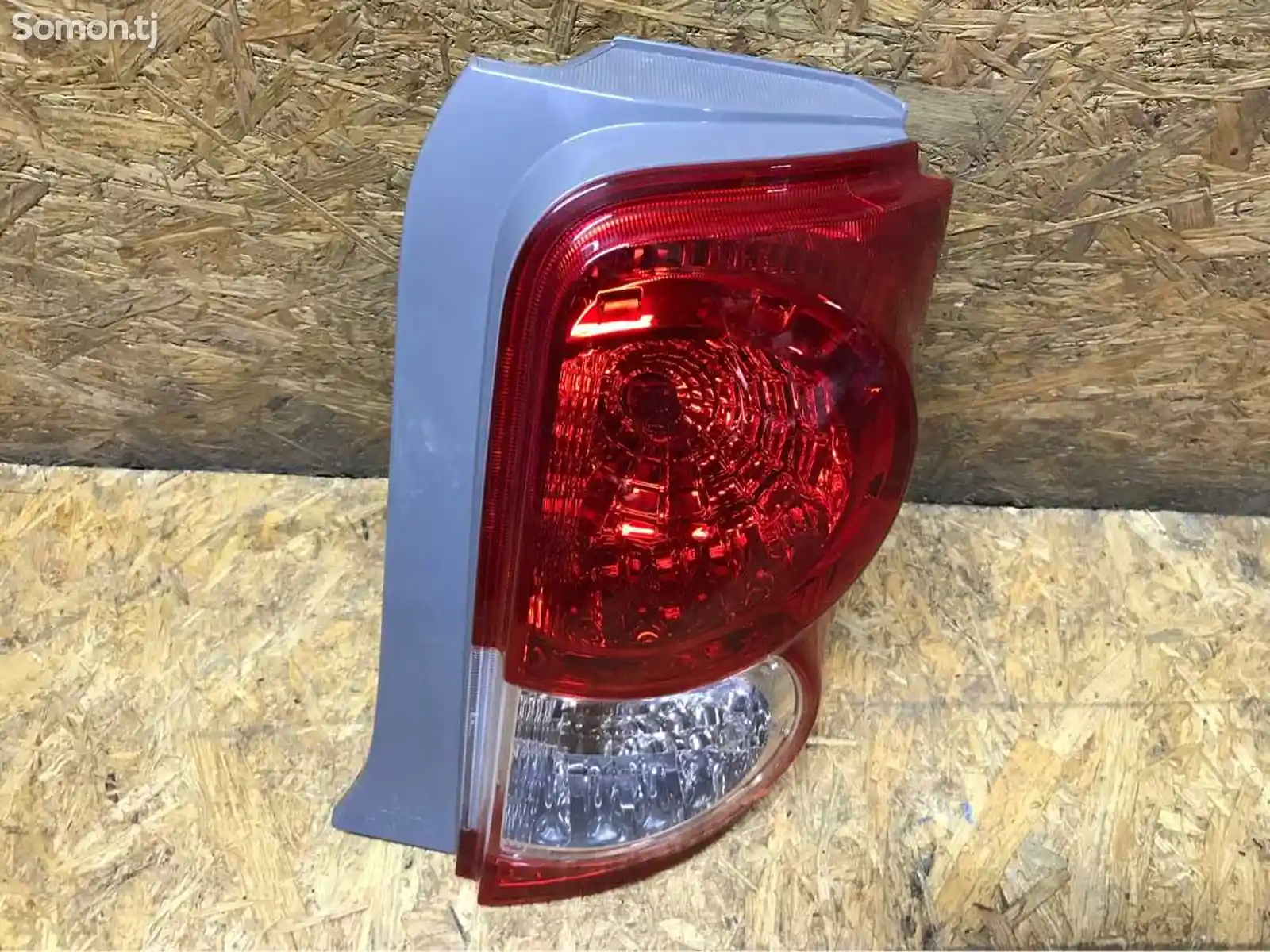 Задний правый фонарь на Toyota Rumion-5