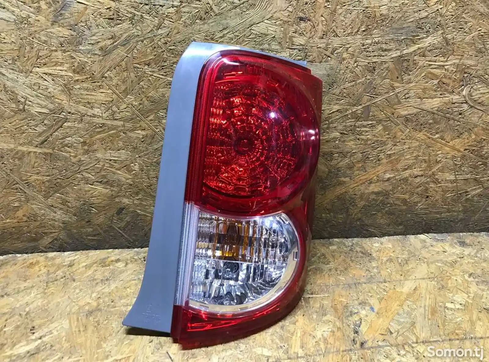 Задний правый фонарь на Toyota Rumion-1