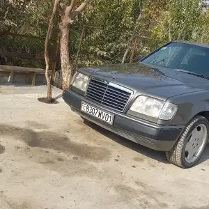 Mercedes-Benz W124, 1990