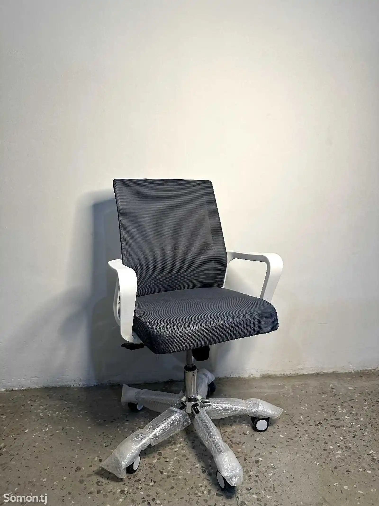 Кресло офисное Deli-1