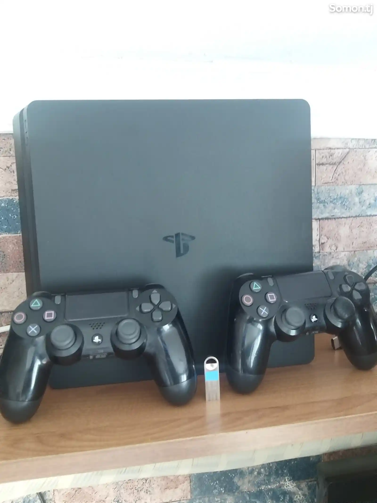 Игровая приставка Sony PlayStation 4 Slim-1